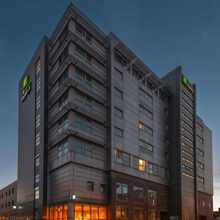 홀리데이 인 익스프레스 스윈던 시티 센터 외부 사진